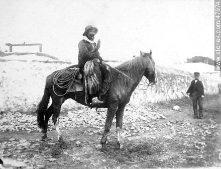 Campesino a caballo con lazo a fines del siglo XIX -  - URUGUAY. Foto No. 47974