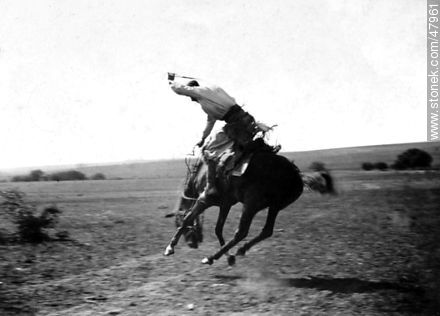 Domando a un caballo a principios del siglo XX -  - URUGUAY. Foto No. 47961