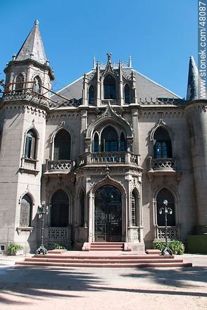 Castillo Soneira de Urioste en la Av. Suárez y Luis Alberto de Herrera, al lado de la residencia presidencial. - Departamento de Montevideo - URUGUAY. Foto No. 48087