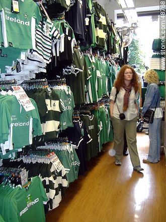 Green T-shirts - Ireland - BRITISH ISLANDS. Photo #48768