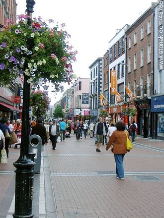 Pedestrian shopping street in Dublin. Ornaments petunias. - Ireland - BRITISH ISLANDS. Foto No. 48765