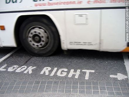 Look right. Pedestrian warning sign. - Ireland - BRITISH ISLANDS. Foto No. 48762