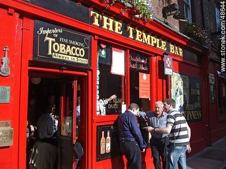 Animated conversation in Temple Bar. Beer Garden. - Ireland - BRITISH ISLANDS. Photo #48644