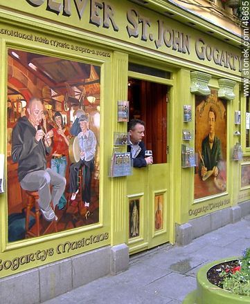 Disfrutando de una cerveza en la puerta de Gogarty's Temple Bar - ireland - ISLAS BRITÁNICAS. Foto No. 48635