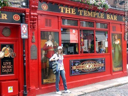 Young woman at Temple Bar - Ireland - BRITISH ISLANDS. Photo #48623