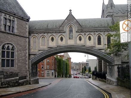 Church with passage on the street - Ireland - BRITISH ISLANDS. Photo #48603