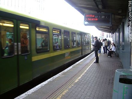 Dublin Train Station.  Train to Malahide - Ireland - BRITISH ISLANDS. Foto No. 48798