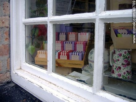 Crafts for sale trough the window - Ireland - BRITISH ISLANDS. Foto No. 48789