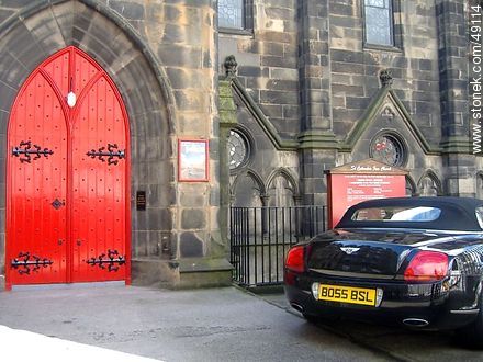 A Bentley car in the door of St. Columba's Free Church - Scotland - BRITISH ISLANDS. Photo #49114