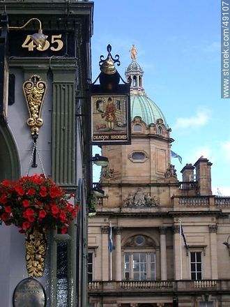 Deacon Brodie's Tavern en la calle Lawnmarket. Al fondo la cúpula del Bank of Scotland - Escocia - ISLAS BRITÁNICAS. Foto No. 49107