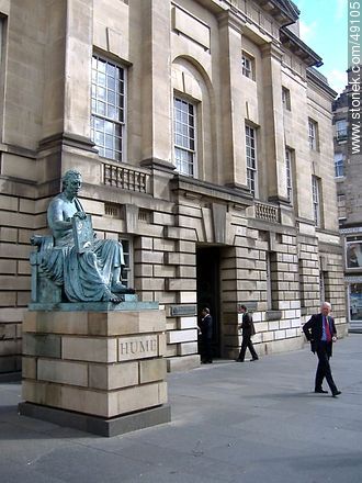 La estatua del filósofo David Hume hecho por Sandy Stoddart. Edificio del Tribunal Superior (Sheriff Court) en la Royal Mile. - Scotland - BRITISH ISLANDS. Photo #49105