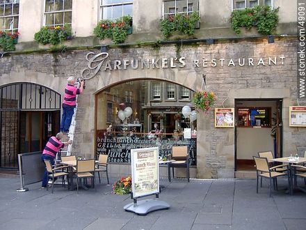 Placing support for flowerpots in Garfunkel's Restaurant in High Street at Royal Mile - Scotland - BRITISH ISLANDS. Foto No. 49091