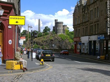 1 High Street. The Tass. At back, Political Martyrs' Monument. Cemetery of Calton Hill. - Scotland - BRITISH ISLANDS. Photo #49086
