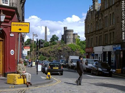 1 High Street. The Tass. At back, Political Martyrs' Monument. Cemetery of Calton Hill. - Scotland - BRITISH ISLANDS. Photo #49084