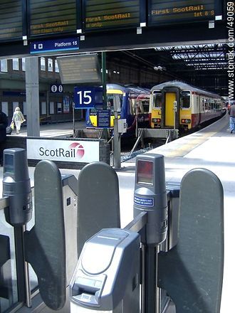 Access to the platforms of the railway station in Edinburgh. - Scotland - BRITISH ISLANDS. Foto No. 49059