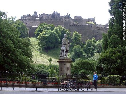 Estatua de Allan Ramsay. Castillo de Edimburgo en la cima de Castle Rock.  - Escocia - ISLAS BRITÁNICAS. Foto No. 49051