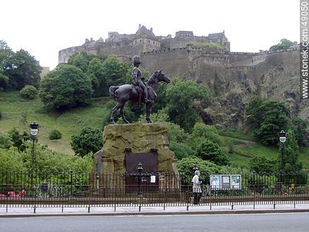 Estatua próxima al Castillo de Edimburgo para honrar a los hombres que dieron su vida durante la Primera Guerra Mundial desde 1914-1916 - Escocia - ISLAS BRITÁNICAS. Foto No. 49050