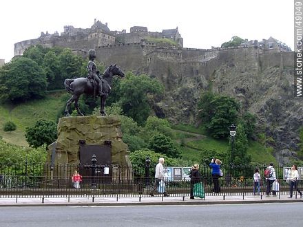 Estatua próxima al Castillo de Edimburgo para honrar a los hombres que dieron su vida durante la Primera Guerra Mundial desde 1914-1916 - Escocia - ISLAS BRITÁNICAS. Foto No. 49049