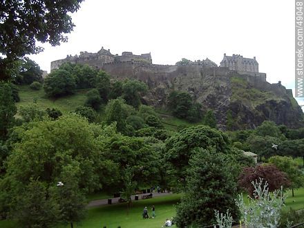 Princes Street Gardens. Edinburgh Castle atop Castle Rock. - Scotland - BRITISH ISLANDS. Photo #49048