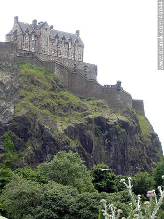 Castillo de Edimburgo en la cima de Castle Rock - Escocia - ISLAS BRITÁNICAS. Foto No. 49044