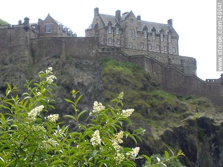 Edinburgh Castle atop Castle Rock - Scotland - BRITISH ISLANDS. Photo #49041