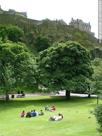 Princes Street Gardens. Young people enjoying the day in the park - Scotland - BRITISH ISLANDS. Photo #49040