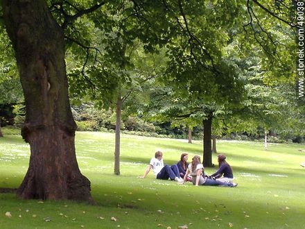 Princes Street Gardens. Jóvenes disfrutando el día en el parque. - Escocia - ISLAS BRITÁNICAS. Foto No. 49038