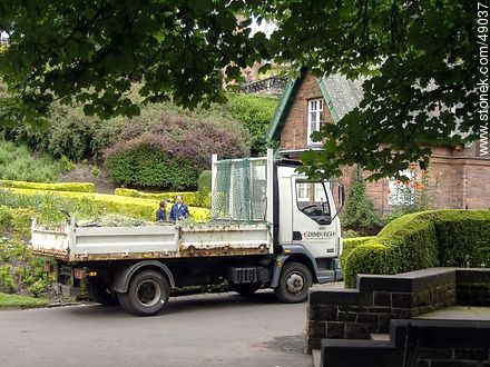 Princes Street Gardens. Gardeners truck. - Scotland - BRITISH ISLANDS. Photo #49037