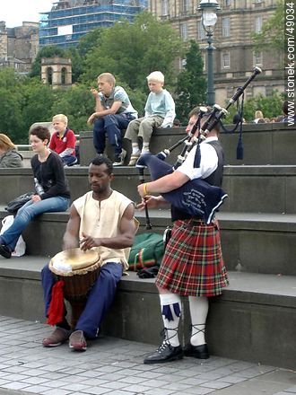 Piper and drummer in an open space at the National Galleries of Scotland - Scotland - BRITISH ISLANDS. Foto No. 49034
