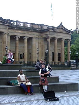 Piper and drummer in an open space at the National Galleries of Scotland - Scotland - BRITISH ISLANDS. Photo #49033