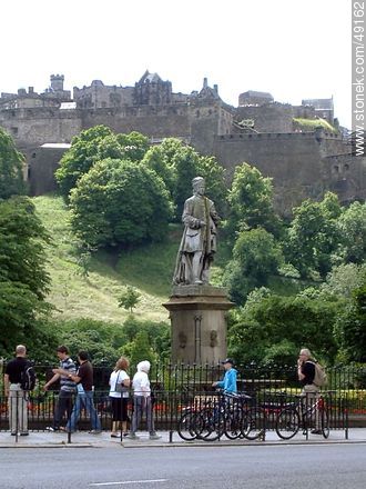 Edinburgh Castle atop Castle Rock. Allan Ramsay's Statue at Princess Garden. - Scotland - BRITISH ISLANDS. Foto No. 49162