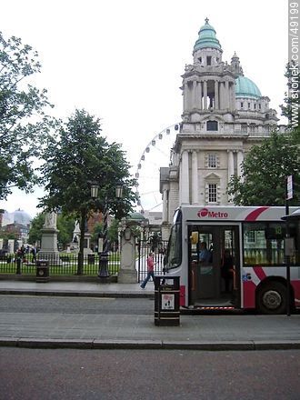 Ómnibus y municipio de Belfast. Donegall Square West. Belfast City Hall. - Irlanda del Norte - ISLAS BRITÁNICAS. Foto No. 49199