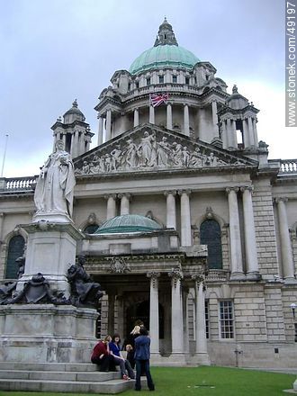 Belfast City Hall. Queen Victoria by Sir Thomas Brock. - North Ireland - BRITISH ISLANDS. Photo #49197