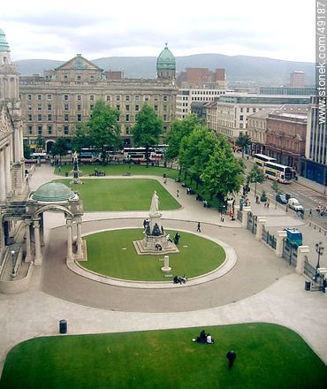 Belfast City Hall. Statue of Queen Victoria by Sir Thomas Brock, in the center. Scottish Providence Institution.  - North Ireland - BRITISH ISLANDS. Foto No. 49187
