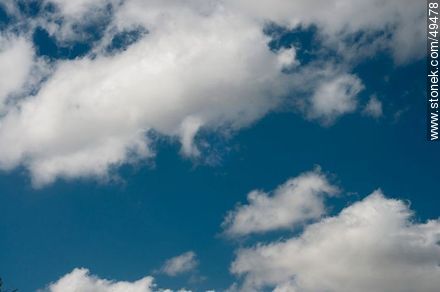 Nubes blancas contra fondo azul -  - IMÁGENES VARIAS. Foto No. 49478