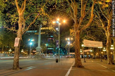 Avenida 18 de Julio. Plazas Libertad y Cagancha. - Departamento de Montevideo - URUGUAY. Foto No. 49429