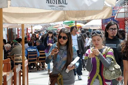 Peatonal de la Avenida Veintiuno de Mayo. Chicas consultando su teléfono móvil - Chile - Otros AMÉRICA del SUR. Foto No. 49540