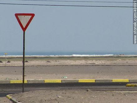Yield signal - Chile - Others in SOUTH AMERICA. Photo #49891