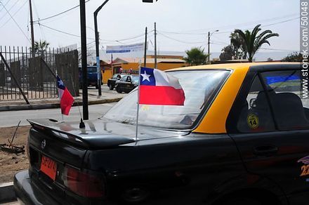 Taxi embanderado con la ocasión del Bicentenario chileno. - Chile - Otros AMÉRICA del SUR. Foto No. 50048