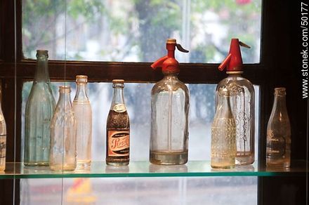Antiguas botellas en una vitrina de la Giraldita - Departamento de Montevideo - URUGUAY. Foto No. 50177