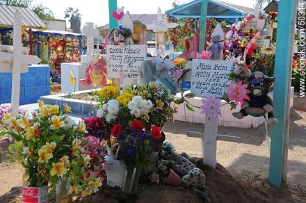 Cementerio de San Miguel de Azapa. Tumbas de madre e hija Avilés Marín Arriagada. - Chile - Otros AMÉRICA del SUR. Foto No. 50314