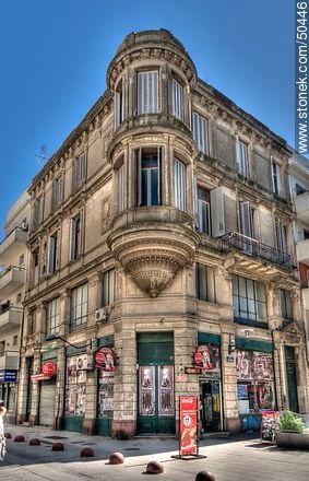 Antiguo edificio de la esquina de Sarandí y Alzaibar - Departamento de Montevideo - URUGUAY. Foto No. 50446
