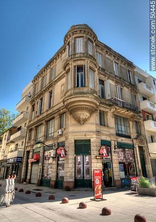 Antiguo edificio de la esquina de Sarandí y Alzaibar - Departamento de Montevideo - URUGUAY. Foto No. 50445