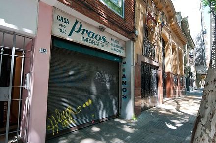 Casa Praos en la calle Canelones y Héctor Gutiérrez Ruiz - Departamento de Montevideo - URUGUAY. Foto No. 50417