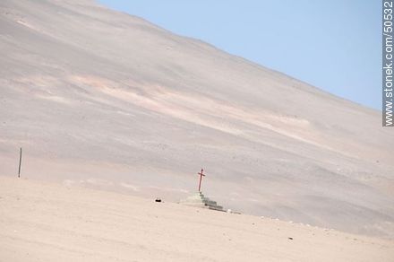 Tumba en el medio de la montaña. Altitud: 455m. - Chile - Otros AMÉRICA del SUR. Foto No. 50532