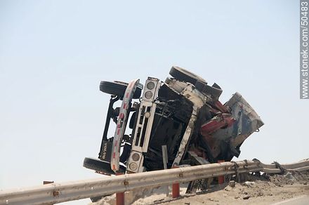 Camión accidentado al costado de la ruta 11 en Chile - Chile - Otros AMÉRICA del SUR. Foto No. 50483