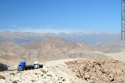 Camiones cisterna estacionados al costado de la ruta - Chile - Otros AMÉRICA del SUR. Foto No. 50647