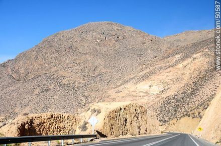 Cortes en la montaña para la construcción de la ruta 11 de Chile en los Andes. - Chile - Otros AMÉRICA del SUR. Foto No. 50587