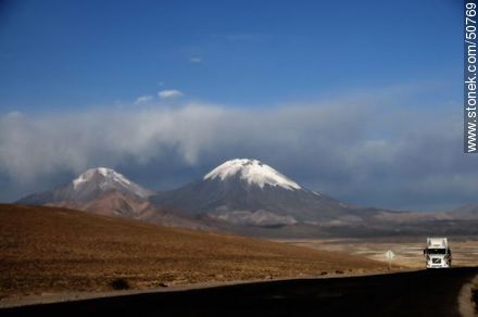 Camión en la ruta 11 desde Bolivia. Volcanes Pomerape y Parinacota de la cadena de Nevados de Payachatas - Chile - Otros AMÉRICA del SUR. Foto No. 50769