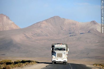 Camión sobre ruta 11 con fondo de montañas - Chile - Otros AMÉRICA del SUR. Foto No. 50754